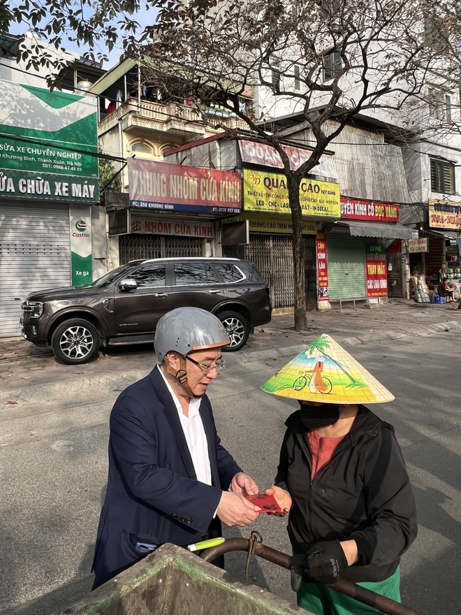 Chủ tịch UBND phường Khương Đình thăm, động viên lực lượng bảo đảm vệ sinh môi trường dịp tết- Ảnh 4.