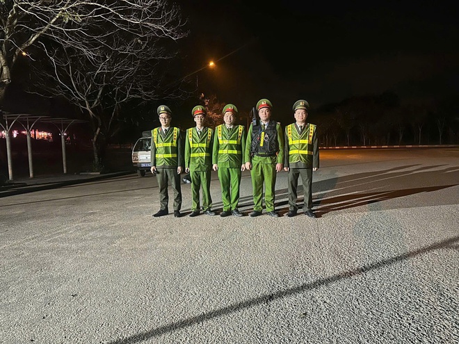 Công an xã Yên Bài tăng cường tuần tra, đảm bảo an ninh trật tự đêm giao thừa.- Ảnh 4.