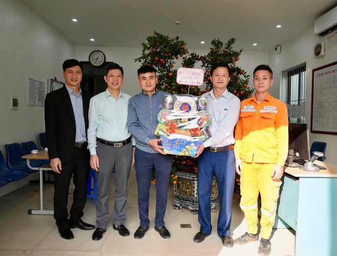 Lãnh đạo xã Hồng Vân thăm, động viên và chúc Tết các đơn vị làm nhiệm vụ trực Tết Xuân Bính Ngọ 2026- Ảnh 3.