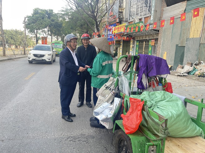 Chủ tịch UBND phường Khương Đình thăm, động viên lực lượng bảo đảm vệ sinh môi trường dịp tết- Ảnh 2.