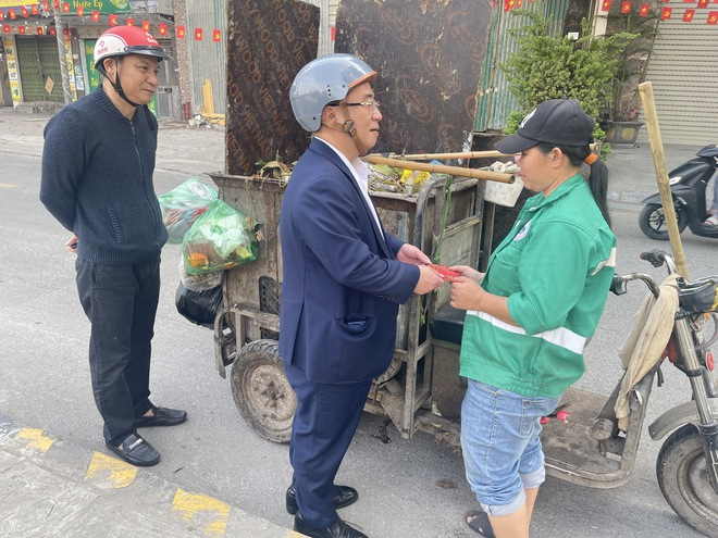 Chủ tịch UBND phường Khương Đình thăm, động viên lực lượng bảo đảm vệ sinh môi trường dịp tết- Ảnh 3.