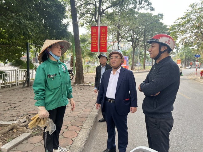 Chủ tịch UBND phường Khương Đình thăm, động viên lực lượng bảo đảm vệ sinh môi trường dịp tết- Ảnh 5.