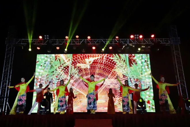 Chương trình biểu diễn nghệ thuật đặc biệt “Mừng Đảng quang vinh – Mừng Xuân đất nước 2026” xã Hồng Vân thành công tốt đẹp- Ảnh 1.