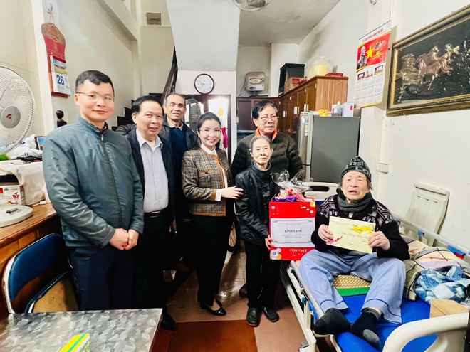 Khương Đình: Thăm hỏi, tặng quà các gia đình người có công với cách mạng và người cao tuổi tròn 100- Ảnh 13.