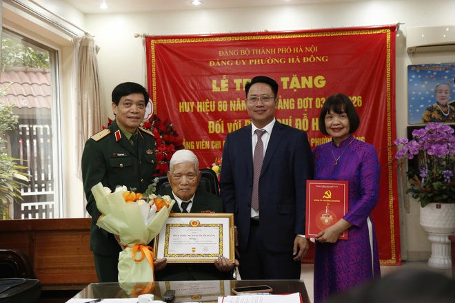 02 đảng viên lão thành trên địa bàn phường Hà Đông được nhận Huy hiệu 80 năm tuổi Đảng- Ảnh 2.