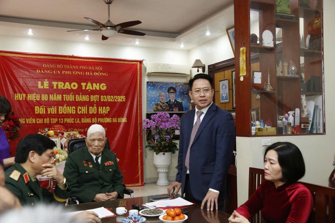 02 đảng viên lão thành trên địa bàn phường Hà Đông được nhận Huy hiệu 80 năm tuổi Đảng- Ảnh 3.