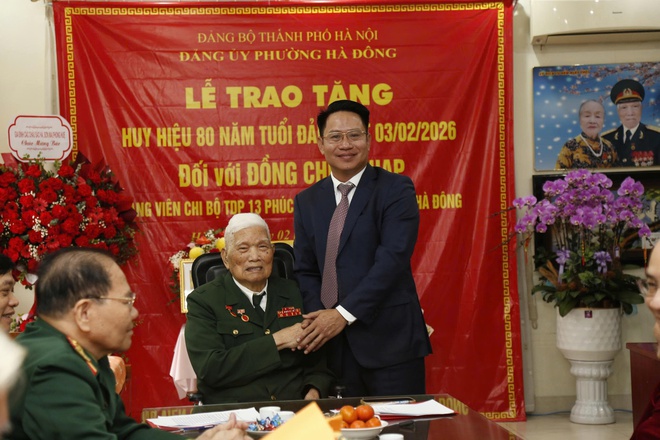 02 đảng viên lão thành trên địa bàn phường Hà Đông được nhận Huy hiệu 80 năm tuổi Đảng- Ảnh 1.