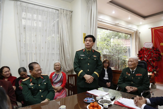 02 đảng viên lão thành trên địa bàn phường Hà Đông được nhận Huy hiệu 80 năm tuổi Đảng- Ảnh 5.