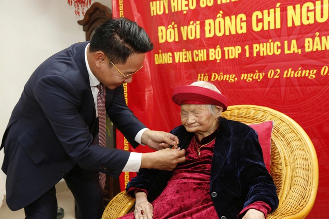 02 đảng viên lão thành trên địa bàn phường Hà Đông được nhận Huy hiệu 80 năm tuổi Đảng- Ảnh 6.