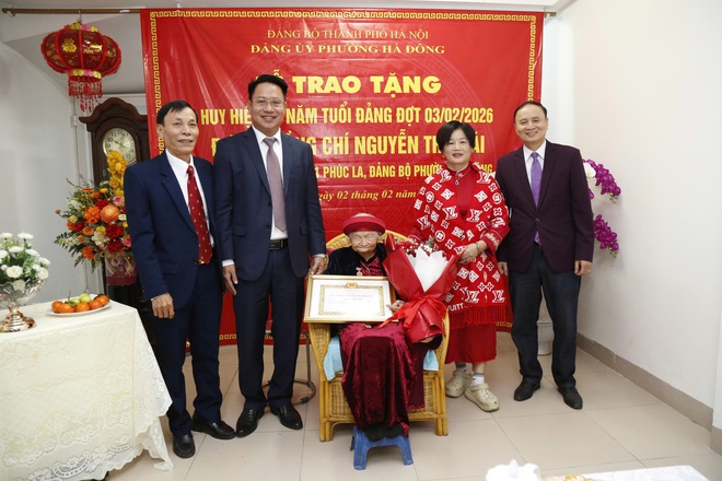 02 đảng viên lão thành trên địa bàn phường Hà Đông được nhận Huy hiệu 80 năm tuổi Đảng- Ảnh 7.