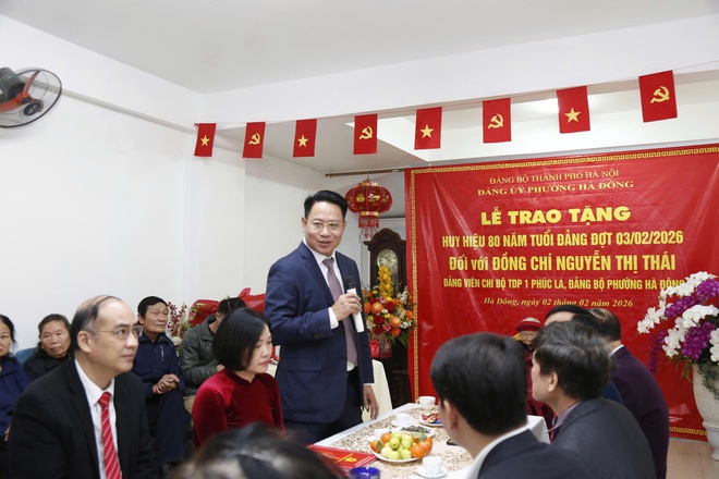 02 đảng viên lão thành trên địa bàn phường Hà Đông được nhận Huy hiệu 80 năm tuổi Đảng- Ảnh 8.