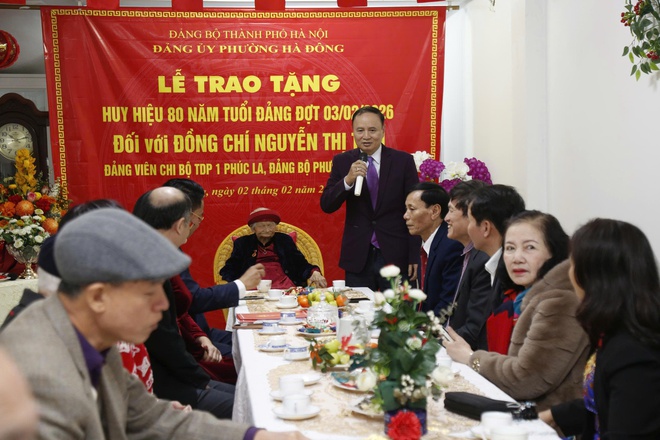 02 đảng viên lão thành trên địa bàn phường Hà Đông được nhận Huy hiệu 80 năm tuổi Đảng- Ảnh 9.