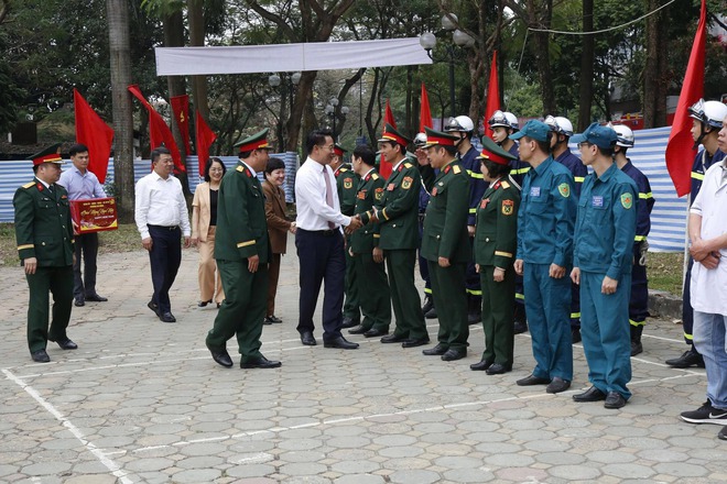 Lãnh đạo phường Hà Đông thăm, chúc Tết các lực lượng trực Tết trên địa bàn- Ảnh 2.