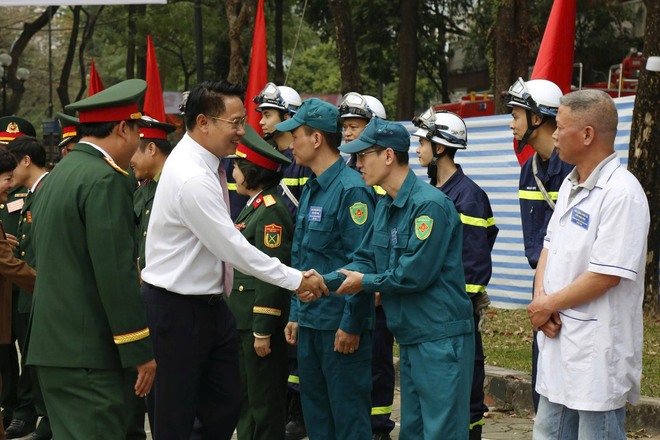 Lãnh đạo phường Hà Đông thăm, chúc Tết các lực lượng trực Tết trên địa bàn- Ảnh 3.