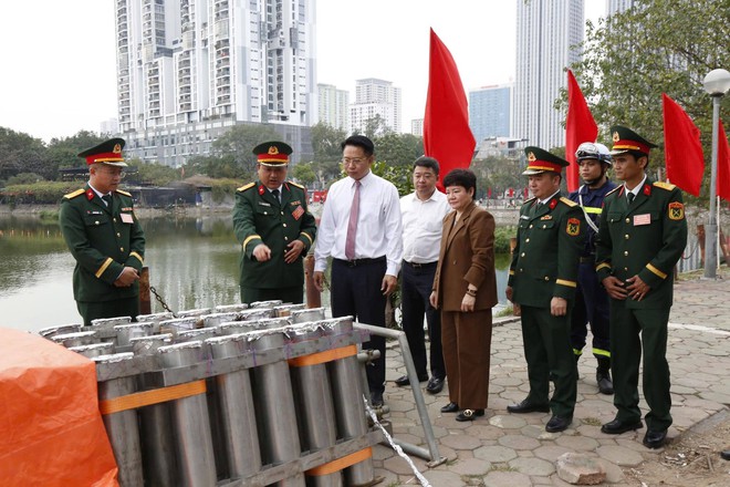 Lãnh đạo phường Hà Đông thăm, chúc Tết các lực lượng trực Tết trên địa bàn- Ảnh 1.