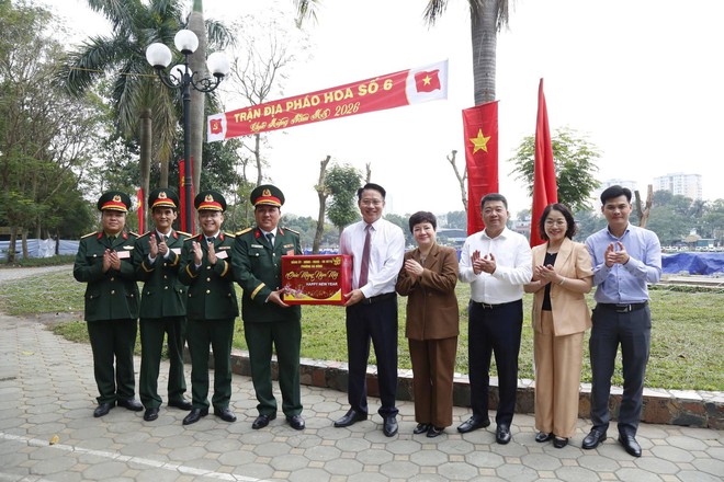 Lãnh đạo phường Hà Đông thăm, chúc Tết các lực lượng trực Tết trên địa bàn- Ảnh 4.