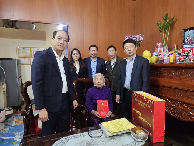 PHƯỜNG VĨNH HƯNG TỔ CHỨC THĂM, TẶNG QUÀ CÁC GIA ĐÌNH CHÍNH SÁCH NHÂN DỊP TẾT NGUYÊN ĐÁN BÍNH NGỌ NĂM 2026. - Ảnh 2.