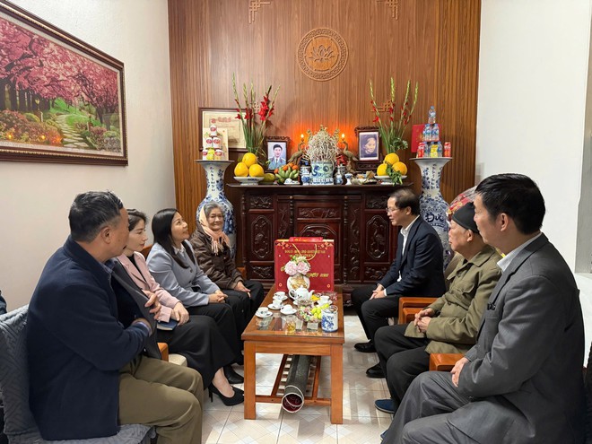 PHƯỜNG VĨNH HƯNG TỔ CHỨC THĂM, TẶNG QUÀ CÁC GIA ĐÌNH CHÍNH SÁCH NHÂN DỊP TẾT NGUYÊN ĐÁN BÍNH NGỌ NĂM 2026. - Ảnh 3.