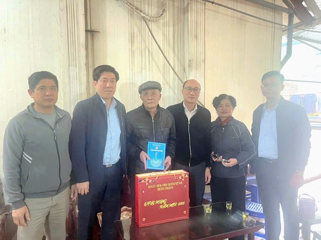 PHƯỜNG VĨNH HƯNG TỔ CHỨC THĂM, TẶNG QUÀ CÁC GIA ĐÌNH CHÍNH SÁCH NHÂN DỊP TẾT NGUYÊN ĐÁN BÍNH NGỌ NĂM 2026. - Ảnh 5.