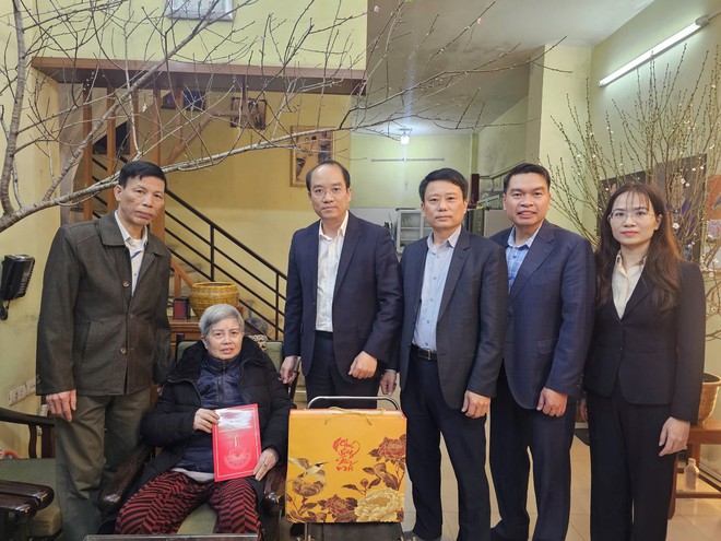 PHƯỜNG VĨNH HƯNG TỔ CHỨC THĂM, TẶNG QUÀ CÁC GIA ĐÌNH CHÍNH SÁCH NHÂN DỊP TẾT NGUYÊN ĐÁN BÍNH NGỌ NĂM 2026. - Ảnh 4.