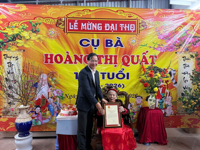 PHƯỜNG VĨNH HƯNG TỔ CHỨC THĂM, TẶNG QUÀ CÁC GIA ĐÌNH CHÍNH SÁCH NHÂN DỊP TẾT NGUYÊN ĐÁN BÍNH NGỌ NĂM 2026. - Ảnh 1.