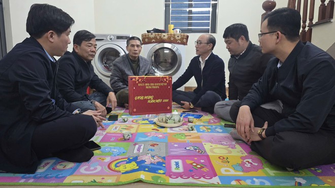 PHƯỜNG VĨNH HƯNG TỔ CHỨC THĂM, TẶNG QUÀ CÁC GIA ĐÌNH CHÍNH SÁCH NHÂN DỊP TẾT NGUYÊN ĐÁN BÍNH NGỌ NĂM 2026. - Ảnh 6.