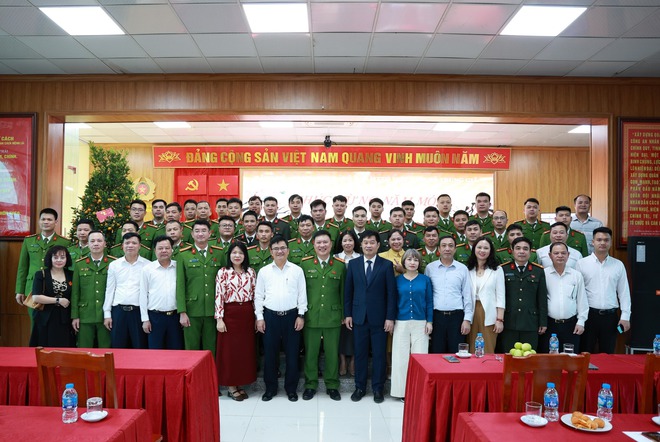 THƯỜNG TRỰC ĐẢNG ỦY XÃ TRUNG GIÃ THĂM, ĐỘNG VIÊN, TẶNG QUÀ CÁC ĐƠN VỊ TRỰC TẾT NGUYÊN ĐÁN- Ảnh 2.