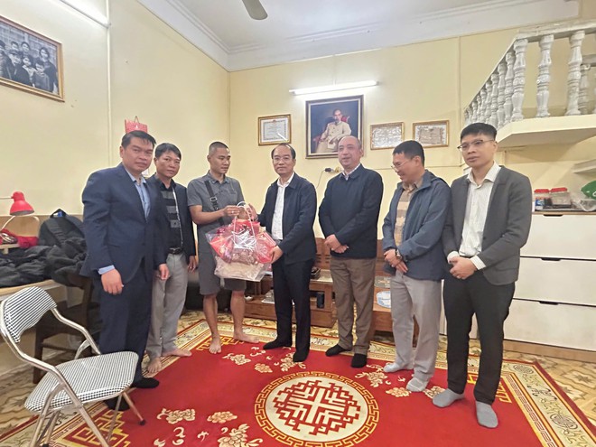 PHƯỜNG TỔ CHỨC THĂM HỎI, TẶNG QUÀ CÁC HỘ GIA ĐÌNH, CÁ NHÂN CÓ HOÀN CẢNH KHÓ KHĂN NHÂN DỊP TẾT NGUYÊN ĐÁN BÍNH NGỌ 2026- Ảnh 4.