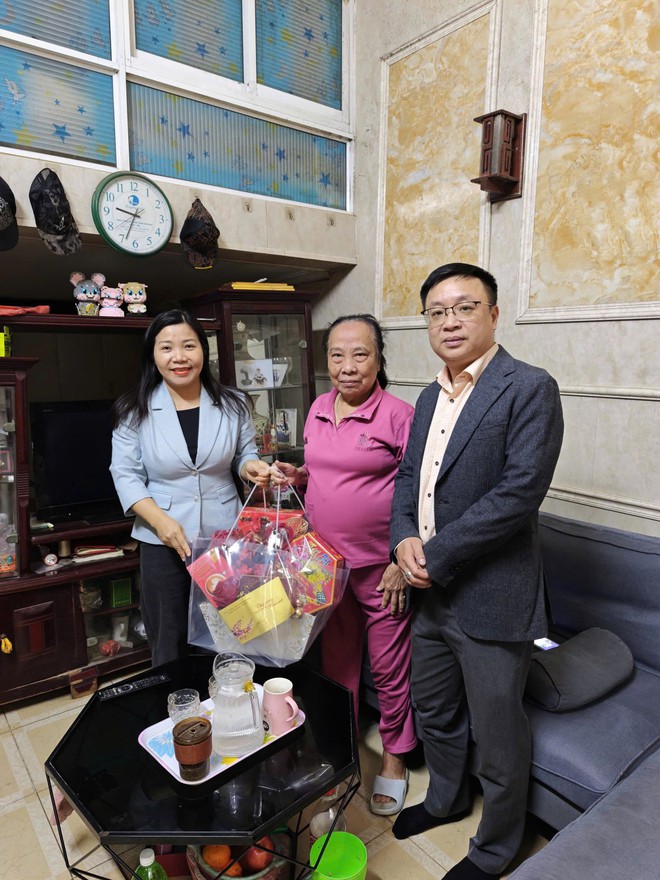 PHƯỜNG TỔ CHỨC THĂM HỎI, TẶNG QUÀ CÁC HỘ GIA ĐÌNH, CÁ NHÂN CÓ HOÀN CẢNH KHÓ KHĂN NHÂN DỊP TẾT NGUYÊN ĐÁN BÍNH NGỌ 2026- Ảnh 2.