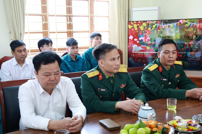 THƯỜNG TRỰC ĐẢNG ỦY XÃ TRUNG GIÃ THĂM, ĐỘNG VIÊN, TẶNG QUÀ CÁC ĐƠN VỊ TRỰC TẾT NGUYÊN ĐÁN- Ảnh 12.