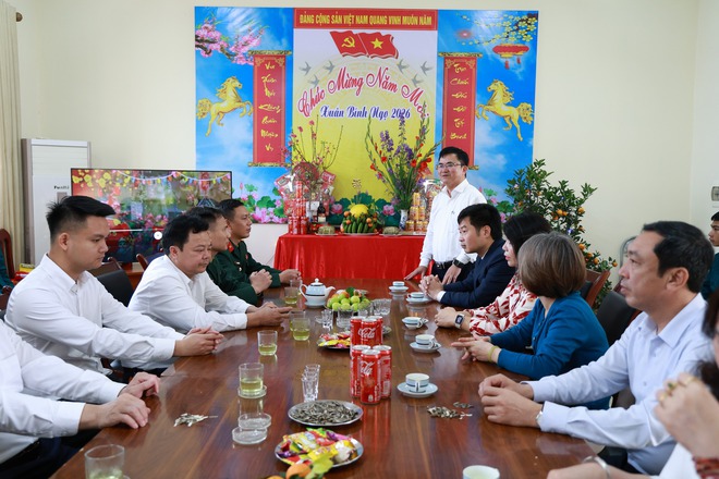 THƯỜNG TRỰC ĐẢNG ỦY XÃ TRUNG GIÃ THĂM, ĐỘNG VIÊN, TẶNG QUÀ CÁC ĐƠN VỊ TRỰC TẾT NGUYÊN ĐÁN- Ảnh 10.