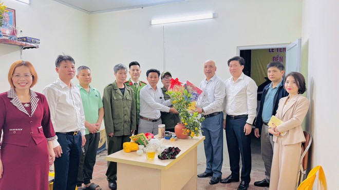 Lãnh đạo phường Vĩnh Hưng thăm, chúc Tết các đơn vị trực Tết Nguyên đán Bính Ngọ- Ảnh 4.