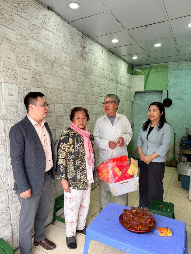 PHƯỜNG TỔ CHỨC THĂM HỎI, TẶNG QUÀ CÁC HỘ GIA ĐÌNH, CÁ NHÂN CÓ HOÀN CẢNH KHÓ KHĂN NHÂN DỊP TẾT NGUYÊN ĐÁN BÍNH NGỌ 2026- Ảnh 1.