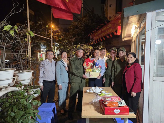 Lãnh đạo phường Vĩnh Hưng thăm, chúc Tết các đơn vị trực Tết Nguyên đán Bính Ngọ- Ảnh 3.