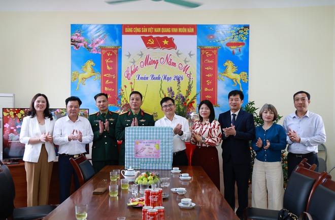 THƯỜNG TRỰC ĐẢNG ỦY XÃ TRUNG GIÃ THĂM, ĐỘNG VIÊN, TẶNG QUÀ CÁC ĐƠN VỊ TRỰC TẾT NGUYÊN ĐÁN- Ảnh 4.