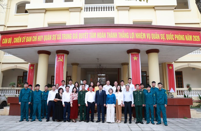 THƯỜNG TRỰC ĐẢNG ỦY XÃ TRUNG GIÃ THĂM, ĐỘNG VIÊN, TẶNG QUÀ CÁC ĐƠN VỊ TRỰC TẾT NGUYÊN ĐÁN- Ảnh 1.