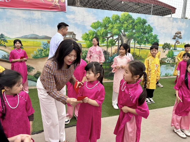 PHÓ BÍ THƯ THƯỜNG TRỰC ĐẢNG ỦY-CHỦ TỊCH ỦY BAN MTTQ VIỆT NAM XÃ TRUNG GIÃ NGUYỄN THỊ KIM TUYẾN DỰ CHƯƠNG TRÌNH GIAO LƯU HÁT THUYỀN ĐẦU XUÂN TẠI THÔN 8- Ảnh 5.