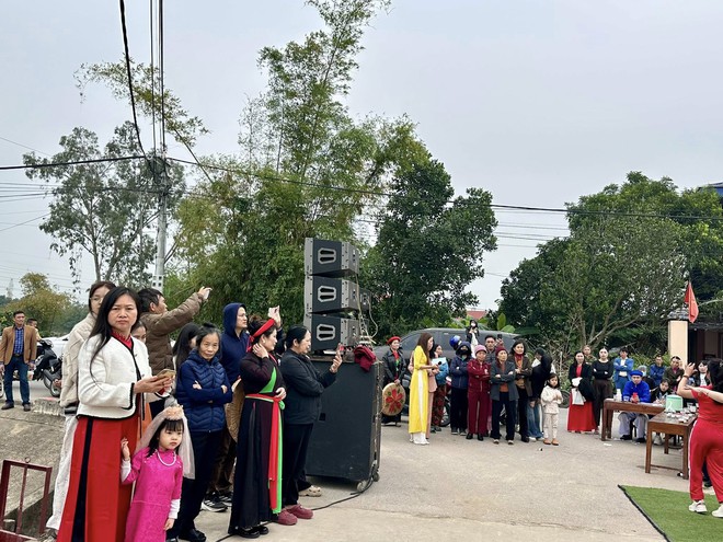 PHÓ BÍ THƯ THƯỜNG TRỰC ĐẢNG ỦY-CHỦ TỊCH ỦY BAN MTTQ VIỆT NAM XÃ TRUNG GIÃ NGUYỄN THỊ KIM TUYẾN DỰ CHƯƠNG TRÌNH GIAO LƯU HÁT THUYỀN ĐẦU XUÂN TẠI THÔN 8- Ảnh 2.