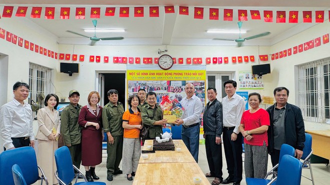 Lãnh đạo phường Vĩnh Hưng thăm, chúc Tết các đơn vị trực Tết Nguyên đán Bính Ngọ- Ảnh 5.