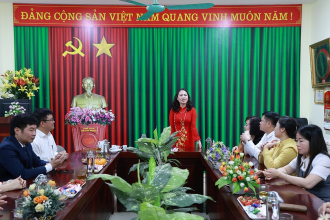 THƯỜNG TRỰC ĐẢNG ỦY XÃ TRUNG GIÃ THĂM, ĐỘNG VIÊN, TẶNG QUÀ CÁC ĐƠN VỊ TRỰC TẾT NGUYÊN ĐÁN- Ảnh 7.