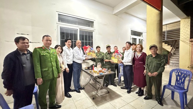 Lãnh đạo phường Vĩnh Hưng thăm, chúc Tết các đơn vị trực Tết Nguyên đán Bính Ngọ- Ảnh 6.