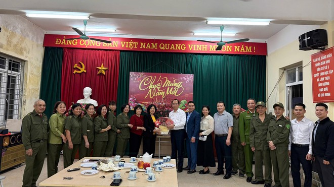 Lãnh đạo phường Vĩnh Hưng thăm, chúc Tết các đơn vị trực Tết Nguyên đán Bính Ngọ- Ảnh 15.