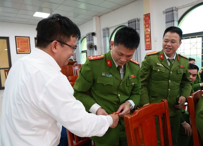 THƯỜNG TRỰC ĐẢNG ỦY XÃ TRUNG GIÃ THĂM, ĐỘNG VIÊN, TẶNG QUÀ CÁC ĐƠN VỊ TRỰC TẾT NGUYÊN ĐÁN- Ảnh 9.