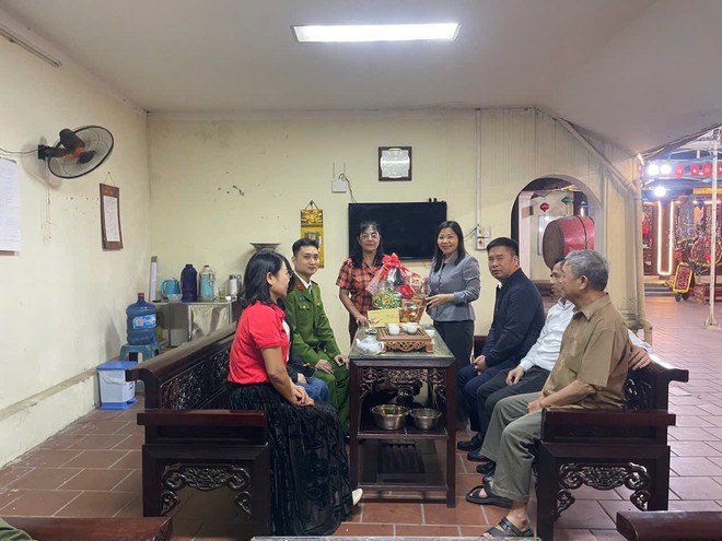 Lãnh đạo phường Vĩnh Hưng thăm, chúc Tết các đơn vị trực Tết Nguyên đán Bính Ngọ- Ảnh 1.