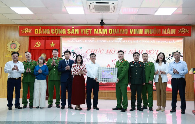 THƯỜNG TRỰC ĐẢNG ỦY XÃ TRUNG GIÃ THĂM, ĐỘNG VIÊN, TẶNG QUÀ CÁC ĐƠN VỊ TRỰC TẾT NGUYÊN ĐÁN- Ảnh 6.