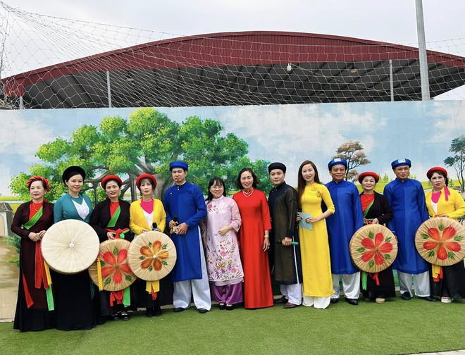 PHÓ BÍ THƯ THƯỜNG TRỰC ĐẢNG ỦY-CHỦ TỊCH ỦY BAN MTTQ VIỆT NAM XÃ TRUNG GIÃ NGUYỄN THỊ KIM TUYẾN DỰ CHƯƠNG TRÌNH GIAO LƯU HÁT THUYỀN ĐẦU XUÂN TẠI THÔN 8- Ảnh 6.