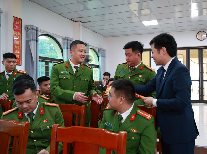 THƯỜNG TRỰC ĐẢNG ỦY XÃ TRUNG GIÃ THĂM, ĐỘNG VIÊN, TẶNG QUÀ CÁC ĐƠN VỊ TRỰC TẾT NGUYÊN ĐÁN- Ảnh 13.