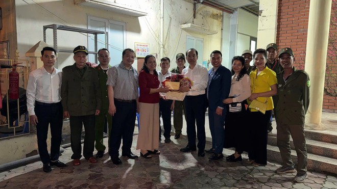 Lãnh đạo phường Vĩnh Hưng thăm, chúc Tết các đơn vị trực Tết Nguyên đán Bính Ngọ- Ảnh 8.