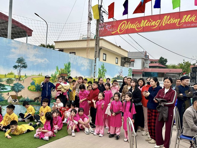 PHÓ BÍ THƯ THƯỜNG TRỰC ĐẢNG ỦY-CHỦ TỊCH ỦY BAN MTTQ VIỆT NAM XÃ TRUNG GIÃ NGUYỄN THỊ KIM TUYẾN DỰ CHƯƠNG TRÌNH GIAO LƯU HÁT THUYỀN ĐẦU XUÂN TẠI THÔN 8- Ảnh 7.