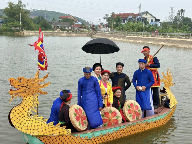 PHÓ BÍ THƯ THƯỜNG TRỰC ĐẢNG ỦY-CHỦ TỊCH ỦY BAN MTTQ VIỆT NAM XÃ TRUNG GIÃ NGUYỄN THỊ KIM TUYẾN DỰ CHƯƠNG TRÌNH GIAO LƯU HÁT THUYỀN ĐẦU XUÂN TẠI THÔN 8- Ảnh 8.